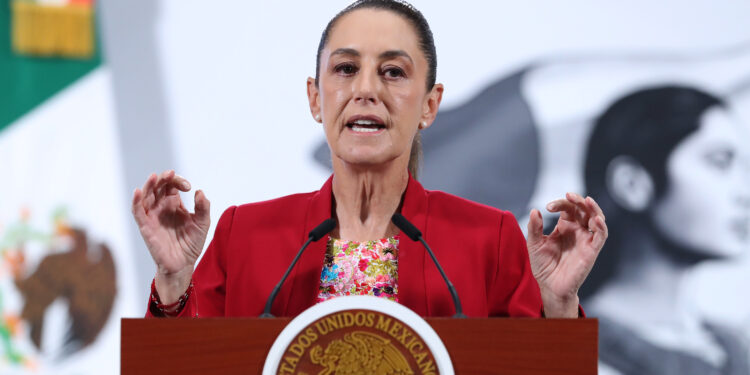 MEX6721. CIUDAD DE MÉXICO (MÉXICO), 27/10/2025.- La presidenta de México, Claudia Sheinbaum, habla durante su conferencia de prensa matutina este lunes, en Palacio Nacional de la Ciudad de México (México). Sheinbaum confirmó que el fin de semana sostuvo una llamada con su homólogo estadounidense, Donald Trump para establecer otra prórroga de semanas para la negociación comercial, y aseguró que están cerca de resolver las barreras no arancelarias. EFE/ Mario Guzmán