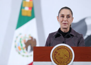 MEX4922. CIUDAD DE MÉXICO (MÉXICO), 07/10/2025.- La presidenta de México, Claudia Sheinbaum, habla durante una rueda de prensa este martes, en Palacio Nacional de la Ciudad de México (México). EFE/Mario Guzmán