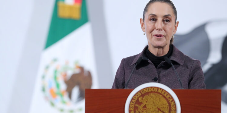 MEX4922. CIUDAD DE MÉXICO (MÉXICO), 07/10/2025.- La presidenta de México, Claudia Sheinbaum, habla durante una rueda de prensa este martes, en Palacio Nacional de la Ciudad de México (México). EFE/Mario Guzmán