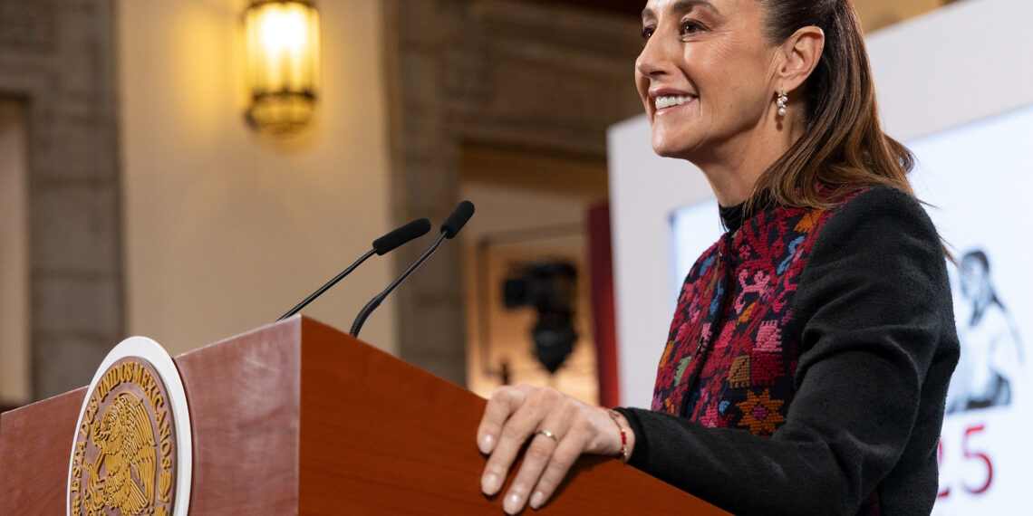 MEX5280. CIUDAD DE MÉXICO (MÉXICO), 10/10/2025.- Fotografía cedida por la Presidencia de México de su mandataria, Claudia Sheinbaum, hablando durante una rueda de prensa este viernes, en Palacio Nacional de la Ciudad de México (México). Sheinbaum celebró la firma de la primera fase del Acuerdo de Paz entre Israel y Hamás impulsado por Estados Unidos, a la vez que mostró su esperanza de que sea "realmente un acuerdo de paz y soberanía". EFE/ Presidencia de México /SOLO USO EDITORIAL/NO VENTAS/SOLO DISPONIBLE PARA ILUSTRAR LA NOTICIA QUE ACOMPAÑA (CRÉDITO OBLIGATORIO)