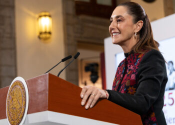 MEX5280. CIUDAD DE MÉXICO (MÉXICO), 10/10/2025.- Fotografía cedida por la Presidencia de México de su mandataria, Claudia Sheinbaum, hablando durante una rueda de prensa este viernes, en Palacio Nacional de la Ciudad de México (México). Sheinbaum celebró la firma de la primera fase del Acuerdo de Paz entre Israel y Hamás impulsado por Estados Unidos, a la vez que mostró su esperanza de que sea "realmente un acuerdo de paz y soberanía". EFE/ Presidencia de México /SOLO USO EDITORIAL/NO VENTAS/SOLO DISPONIBLE PARA ILUSTRAR LA NOTICIA QUE ACOMPAÑA (CRÉDITO OBLIGATORIO)