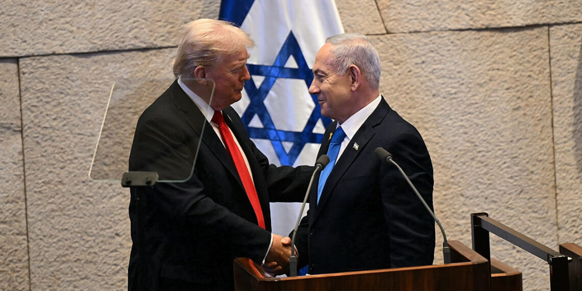 JERUSALÉN (ISRAEL), 13/10/2025.- El presidente de Estados Unidos, Donald Trump (i), y su homólogo israelí, Benjamín Netanyahu, este lunes en el Parlamento israelí (Knéset) en Jerusalén. Trump emprendió este lunes una visita relámpago a Israel para reunirse con familiares de los rehenes y dar un discurso en el Parlamento israelí (Knéset) antes de poner rumbo a Egipto, donde tendrá lugar la Cumbre de la Paz. EFE/ Oficina del primer ministro israelí / ***SOLO USO EDITORIAL/SOLO DISPONIBLE PARA ILUSTRAR LA NOTICIA QUE ACOMPAÑA (CRÉDITO OBLIGATORIO)***