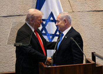 JERUSALÉN (ISRAEL), 13/10/2025.- El presidente de Estados Unidos, Donald Trump (i), y su homólogo israelí, Benjamín Netanyahu, este lunes en el Parlamento israelí (Knéset) en Jerusalén. Trump emprendió este lunes una visita relámpago a Israel para reunirse con familiares de los rehenes y dar un discurso en el Parlamento israelí (Knéset) antes de poner rumbo a Egipto, donde tendrá lugar la Cumbre de la Paz. EFE/ Oficina del primer ministro israelí / ***SOLO USO EDITORIAL/SOLO DISPONIBLE PARA ILUSTRAR LA NOTICIA QUE ACOMPAÑA (CRÉDITO OBLIGATORIO)***