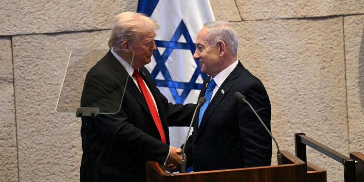 JERUSALÉN (ISRAEL), 13/10/2025.- El presidente de Estados Unidos, Donald Trump (i), y su homólogo israelí, Benjamín Netanyahu, este lunes en el Parlamento israelí (Knéset) en Jerusalén. Trump emprendió este lunes una visita relámpago a Israel para reunirse con familiares de los rehenes y dar un discurso en el Parlamento israelí (Knéset) antes de poner rumbo a Egipto, donde tendrá lugar la Cumbre de la Paz. EFE/ Oficina del primer ministro israelí / ***SOLO USO EDITORIAL/SOLO DISPONIBLE PARA ILUSTRAR LA NOTICIA QUE ACOMPAÑA (CRÉDITO OBLIGATORIO)***