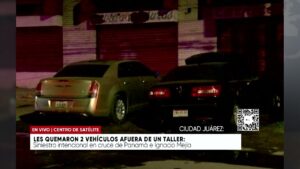 Les quemaron 2 vehículos afuera de un taller. Noticias en tiempo real