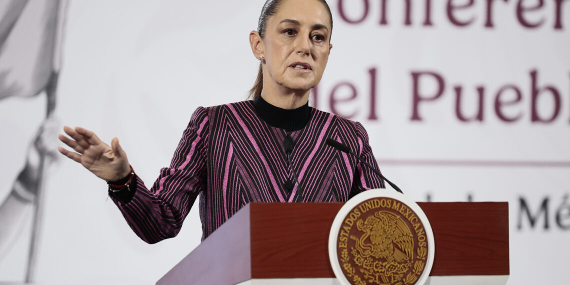 MEX8439. CIUDAD DE MÉXICO (MÉXICO), 12/11/2025.- La presidenta de México, Claudia Sheinbaum, participa en una conferencia de prensa este miércoles, en el Palacio Nacional de Ciudad de México (México). Sheinbaum defendió la colocación de vallas metálicas alrededor de Palacio Nacional, sede del Poder Ejecutivo, al asegurar que la medida busca prevenir hechos violentos, proteger a manifestantes, a policías y el patrimonio histórico, en un contexto de movilizaciones convocadas para los próximos días en la capital del país. EFE/José Méndez