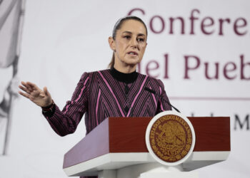 MEX8439. CIUDAD DE MÉXICO (MÉXICO), 12/11/2025.- La presidenta de México, Claudia Sheinbaum, participa en una conferencia de prensa este miércoles, en el Palacio Nacional de Ciudad de México (México). Sheinbaum defendió la colocación de vallas metálicas alrededor de Palacio Nacional, sede del Poder Ejecutivo, al asegurar que la medida busca prevenir hechos violentos, proteger a manifestantes, a policías y el patrimonio histórico, en un contexto de movilizaciones convocadas para los próximos días en la capital del país. EFE/José Méndez