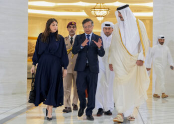 AME5122. DOHA (CATAR), 03/11/2025.- Fotografía cedida por la Presidencia de Colombia, que muestra al presidente Gustavo Petro (c), caminar junto al Emir de Catar, Tamin bin Hamad AI Thani (d) durante un encuentro este lunes, en Doha (Catar). Petro se reunió con el emir de Catar, Tamim bin Hamad Al Thani, a quien pidió que sea mediador para "desescalar el conflicto" que el mandatario tiene con su homólogo estadounidense, Donald Trump. EFE/ Presidencia de Colombia /SOLO USO EDITORIAL/ NO VENTAS/ SOLO DISPONIBLE PARA ILUSTRAR LA NOTICIA QUE ACOMPAÑA (CRÉDITO OBLIGATORIO)