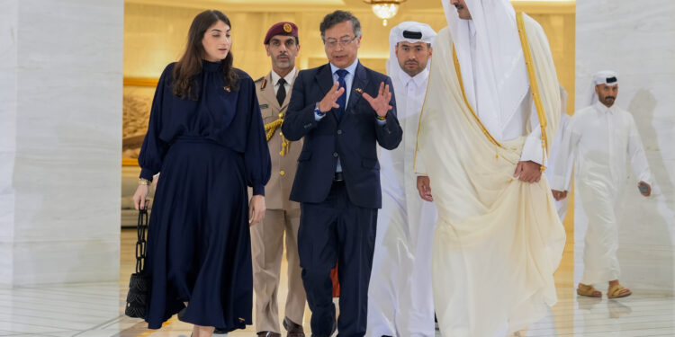 AME5122. DOHA (CATAR), 03/11/2025.- Fotografía cedida por la Presidencia de Colombia, que muestra al presidente Gustavo Petro (c), caminar junto al Emir de Catar, Tamin bin Hamad AI Thani (d) durante un encuentro este lunes, en Doha (Catar). Petro se reunió con el emir de Catar, Tamim bin Hamad Al Thani, a quien pidió que sea mediador para "desescalar el conflicto" que el mandatario tiene con su homólogo estadounidense, Donald Trump. EFE/ Presidencia de Colombia /SOLO USO EDITORIAL/ NO VENTAS/ SOLO DISPONIBLE PARA ILUSTRAR LA NOTICIA QUE ACOMPAÑA (CRÉDITO OBLIGATORIO)