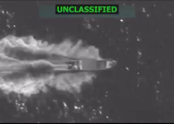 AME773. WASHINGTON (ESTADOS UNIDOS), 22/10/2025.- Captura de pantalla de un video publicado en la cuenta oficial de la red social X @SecWar del secretario del Departamento de Defensa estadounidense, Pete Hegseth, que muestra un ataque contra una embarcación en aguas del océano Pacífico. Hegseth que el Comando Sur de Estados Unidos realizó otro "ataque cinético letal" contra una embarcación en el océano Pacífico, eliminando a los tres tripulantes y comparó a los supuestos narcotraficantes con el grupo terrorista Al Qaeda. EFE/ @secwar / SOLO USO EDITORIAL/ NO VENTAS/ SOLO DISPONIBLE PARA ILUSTRAR LA NOTICIA QUE ACOMPAÑA (CRÉDITO OBLIGATORIO)