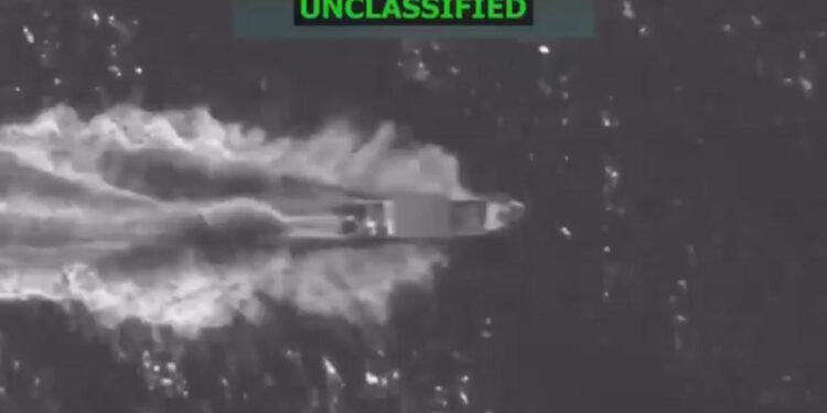 AME773. WASHINGTON (ESTADOS UNIDOS), 22/10/2025.- Captura de pantalla de un video publicado en la cuenta oficial de la red social X @SecWar del secretario del Departamento de Defensa estadounidense, Pete Hegseth, que muestra un ataque contra una embarcación en aguas del océano Pacífico. Hegseth que el Comando Sur de Estados Unidos realizó otro "ataque cinético letal" contra una embarcación en el océano Pacífico, eliminando a los tres tripulantes y comparó a los supuestos narcotraficantes con el grupo terrorista Al Qaeda. EFE/ @secwar / SOLO USO EDITORIAL/ NO VENTAS/ SOLO DISPONIBLE PARA ILUSTRAR LA NOTICIA QUE ACOMPAÑA (CRÉDITO OBLIGATORIO)