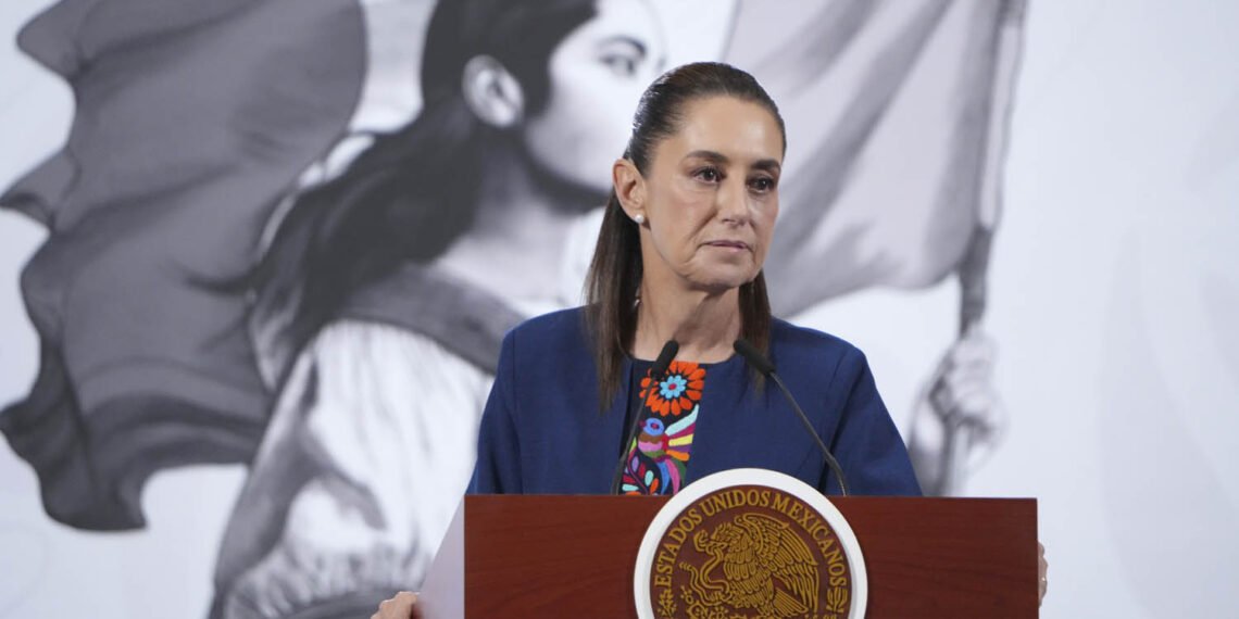 Cuauhtémoc, Ciudad de México. 17 de noviembre 2025. La presidenta constitucional de los Estados Unidos Mexicanos, la Doctora Claudia Sheinbaum Pardo en conferencia de prensa matutina en el salón de la Tesorería de Palacio Nacional. La acompañan: Iván Escalante, Procurador Federal del Consumidor (Profeco); Ariadna Montiel, secretaria de Bienestar. ; Mario Delgado Carrillo, secretario de Educación Pública; Marath Bolaños López, secretario del Trabajo y Previsión Social; Pamela López, Directora de la Escuela es Nuestra; Julio César León Trujillo, coordinador nacional de becas para el Bienestar y Diana Aurora Correa, subdirectora de Diseño Digital y Medios Sociales en la Unidad de Memoria Histórica. Foto: Hazel Cárdenas/Presidencia