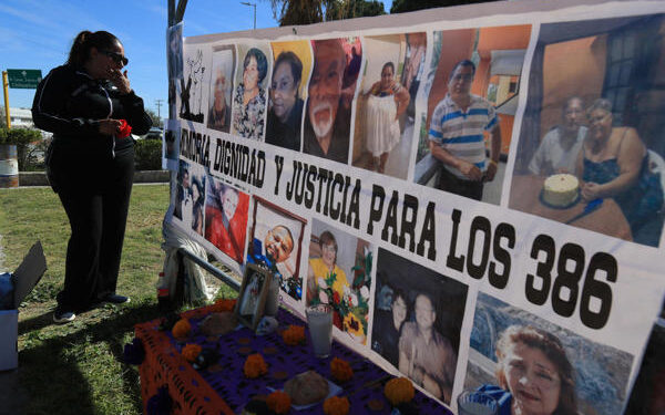 MEX7318. CIUDAD JUÁREZ (MÉXICO), 01/11/2025.- Familiares de personas desaparecidas y víctimas del manejo irregular de restos humanos en un crematorio clandestino instalan un altar a la Fiscalía de Chihuahua este sábado, en Ciudad Juárez (México). EFE/ Luis Torres