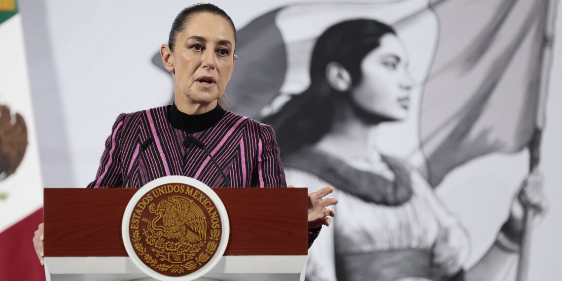 MEX8439. CIUDAD DE MÉXICO (MÉXICO), 12/11/2025.- La presidenta de México, Claudia Sheinbaum, participa en una conferencia de prensa este miércoles, en el Palacio Nacional de Ciudad de México (México). Sheinbaum defendió la colocación de vallas metálicas alrededor de Palacio Nacional, sede del Poder Ejecutivo, al asegurar que la medida busca prevenir hechos violentos, proteger a manifestantes, a policías y el patrimonio histórico, en un contexto de movilizaciones convocadas para los próximos días en la capital del país. EFE/José Méndez