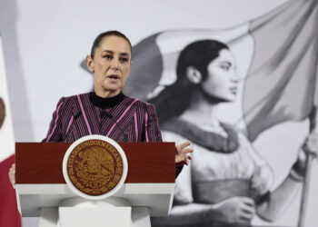 MEX8439. CIUDAD DE MÉXICO (MÉXICO), 12/11/2025.- La presidenta de México, Claudia Sheinbaum, participa en una conferencia de prensa este miércoles, en el Palacio Nacional de Ciudad de México (México). Sheinbaum defendió la colocación de vallas metálicas alrededor de Palacio Nacional, sede del Poder Ejecutivo, al asegurar que la medida busca prevenir hechos violentos, proteger a manifestantes, a policías y el patrimonio histórico, en un contexto de movilizaciones convocadas para los próximos días en la capital del país. EFE/José Méndez
