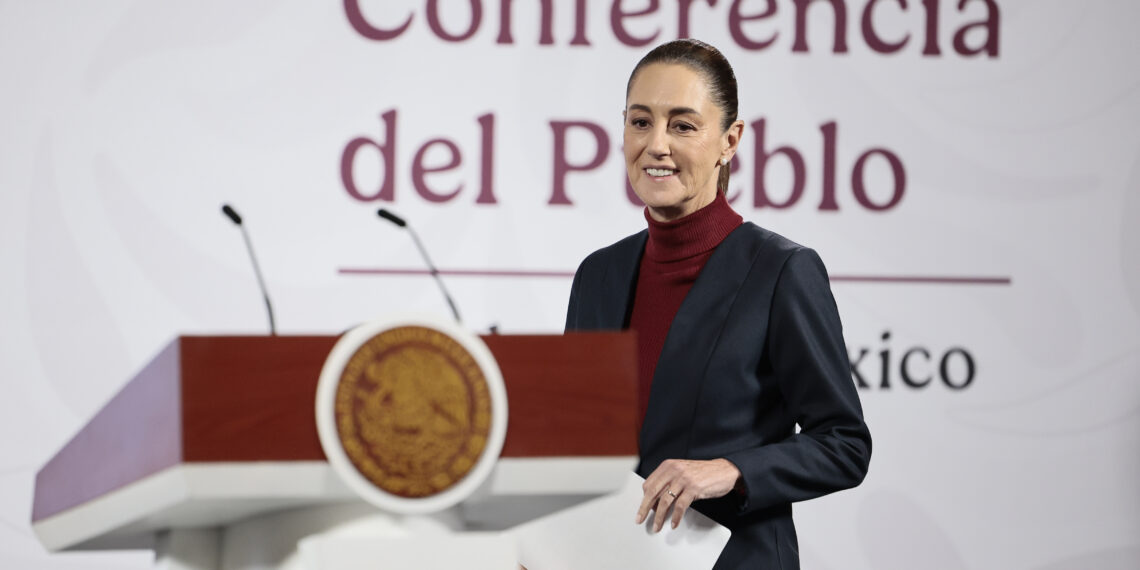 MEX8625. CIUDAD DE MÉXICO (MÉXICO), 14/11/2025.- La presidenta de México, Claudia Sheinabum, habla durante una rueda de prensa este viernes en Palacio Nacional de la Ciudad de México (México). EFE/José Méndez