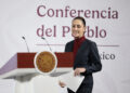 MEX8625. CIUDAD DE MÉXICO (MÉXICO), 14/11/2025.- La presidenta de México, Claudia Sheinabum, habla durante una rueda de prensa este viernes en Palacio Nacional de la Ciudad de México (México). EFE/José Méndez