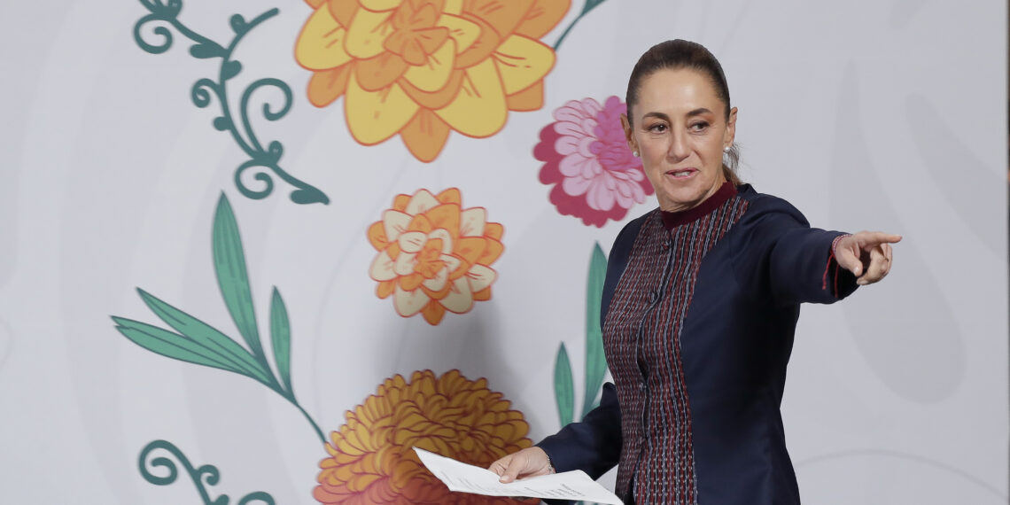 MEX8934. CIUDAD DE MÉXICO (MÉXICO), 18/11/2025.- La presidenta de México, Claudia Sheinbaum, habla en una rueda de prensa este martes, en Palacio Nacional de la Ciudad de México (México). EFE/ Isaac Esquivel