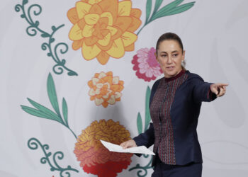 MEX8934. CIUDAD DE MÉXICO (MÉXICO), 18/11/2025.- La presidenta de México, Claudia Sheinbaum, habla en una rueda de prensa este martes, en Palacio Nacional de la Ciudad de México (México). EFE/ Isaac Esquivel