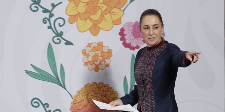 MEX8934. CIUDAD DE MÉXICO (MÉXICO), 18/11/2025.- La presidenta de México, Claudia Sheinbaum, habla en una rueda de prensa este martes, en Palacio Nacional de la Ciudad de México (México). EFE/ Isaac Esquivel