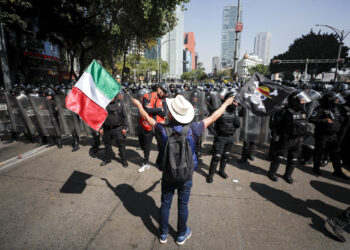 FOTODELDÍA MEX9093. CIUDAD DE MÉXICO (MÉXICO), 20/11/2025.- Una persona participa en una manifestación convocada por la 'Generación Z' este jueves, en la Ciudad de México (México). La manifestación apenas congregó a dos centenares de personas, quienes fueron bloqueados por la policía de acceder al centro de la capital a la espera de que finalice el tradicional desfile militar de conmemoración de la Revolución mexicana de 1910. EFE/Isaac Esquivel
