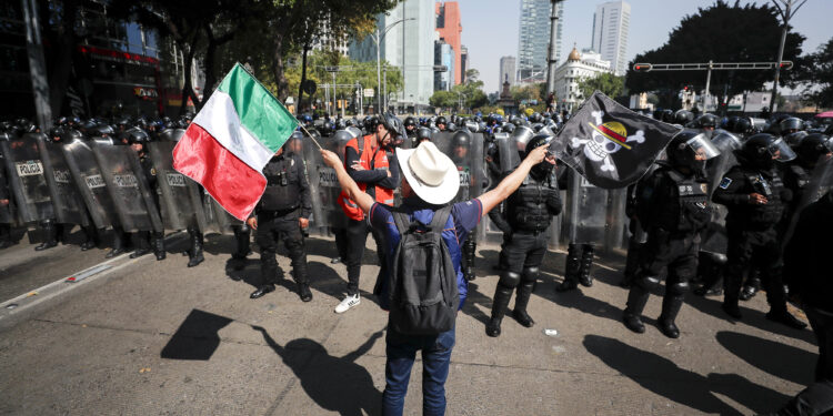 FOTODELDÍA MEX9093. CIUDAD DE MÉXICO (MÉXICO), 20/11/2025.- Una persona participa en una manifestación convocada por la 'Generación Z' este jueves, en la Ciudad de México (México). La manifestación apenas congregó a dos centenares de personas, quienes fueron bloqueados por la policía de acceder al centro de la capital a la espera de que finalice el tradicional desfile militar de conmemoración de la Revolución mexicana de 1910. EFE/Isaac Esquivel
