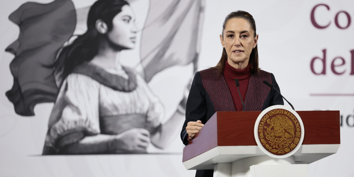 MEX8345. CIUDAD DE MÉXICO (MÉXICO), 11/11/2025.- La presidenta de México, Claudia Sheinbaum, habla durante una rueda de prensa este martes, en Palacio Nacional de la Ciudad de México (México). México confirmó que se han presentado 30 denuncias ante la Organización de Naciones Unidas (ONU) por violación de derechos humanos a mexicanos indocumentados en Estados Unidos. EFE/José Méndez