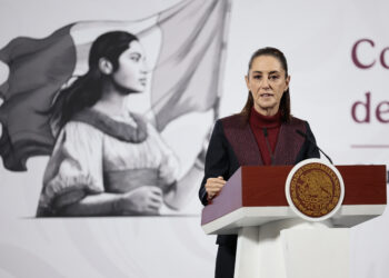 MEX8345. CIUDAD DE MÉXICO (MÉXICO), 11/11/2025.- La presidenta de México, Claudia Sheinbaum, habla durante una rueda de prensa este martes, en Palacio Nacional de la Ciudad de México (México). México confirmó que se han presentado 30 denuncias ante la Organización de Naciones Unidas (ONU) por violación de derechos humanos a mexicanos indocumentados en Estados Unidos. EFE/José Méndez