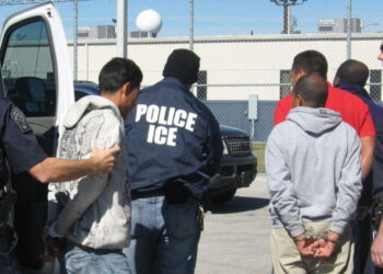 EFE/EUA CARIBE SHM02 MIAMI (FL, EEUU), 13/12/2010.- Las autoridades de Inmigración detuvieron a 95 inmigrantes indocumentados en Florida, todos menos dos de ellos con antecedentes delictivos, tras una operación de cinco días, informó hoy el Servicio de Inmigración y Aduanas (ICE, por su sigla en inglés). La operación concluyó el viernes pasado con el arresto de 95 personas que permanecen bajo custodia del ICE por violación del estatus migratorio y están pendientes de su deportación a sus países de origen. De los 93 inmigrantes arrestados con antecedentes delictivos como tráfico de drogas, delitos sexuales o crímenes violentos, 25 lo fueron en el condado de Miami-Dade, ocho en Broward, 13 en West Palm Beach, 19 en Tampa, 11 en Orlando, uno en Tallahassee, dos en Jacksonville y 14 en Ft. Myers.
EFE/SÓLO USO EDITORIAL/NO VENTAS