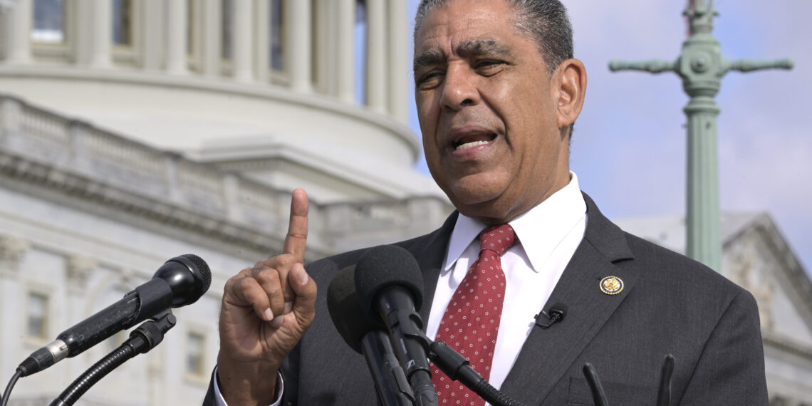 USA5937. BOGOTÁ (COLOMBIA), 03/11/2025.- Fotografía de archivo del 18 de septiembre de 2025 donde aparece el presidente del Caucus Hispano del Congreso (CHC), el congresista demócrata Adriano Espaillat, hablando durante una rueda de prensa frente al Congreso en Washington (Estados Unidos). El CHC y la Federación Hispana lanzaron una campaña para exigir al Gobierno del presidente de Estados Unidos, Donald Trump, que rinda cuentas por sus políticas contra la comunidad migrante, incluidas las detenciones y deportaciones masivas, y que garantice el respeto al debido proceso. EFE/Lenin Nolly ARCHIVO