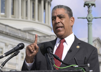 USA5937. BOGOTÁ (COLOMBIA), 03/11/2025.- Fotografía de archivo del 18 de septiembre de 2025 donde aparece el presidente del Caucus Hispano del Congreso (CHC), el congresista demócrata Adriano Espaillat, hablando durante una rueda de prensa frente al Congreso en Washington (Estados Unidos). El CHC y la Federación Hispana lanzaron una campaña para exigir al Gobierno del presidente de Estados Unidos, Donald Trump, que rinda cuentas por sus políticas contra la comunidad migrante, incluidas las detenciones y deportaciones masivas, y que garantice el respeto al debido proceso. EFE/Lenin Nolly ARCHIVO