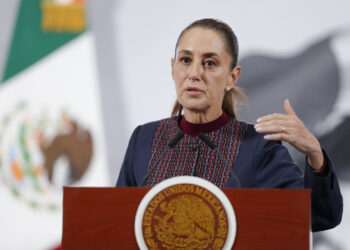 MEX8950. CIUDAD DE MÉXICO (MÉXICO), 18/11/2025.- La presidenta de México, Claudia Sheinabaum, habla en una rueda de prensa este martes, en el Palacio Nacional en Ciudad de México (México). Sheinbaum firmará el tercer acuerdo de su mandato con productores agropecuarios y tiendas de autoservicio para mantener vigente el Paquete Contra la Inflación y la Carestía (Pacic). EFE/ Isaac Esquivel