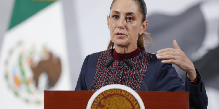MEX8950. CIUDAD DE MÉXICO (MÉXICO), 18/11/2025.- La presidenta de México, Claudia Sheinabaum, habla en una rueda de prensa este martes, en el Palacio Nacional en Ciudad de México (México). Sheinbaum firmará el tercer acuerdo de su mandato con productores agropecuarios y tiendas de autoservicio para mantener vigente el Paquete Contra la Inflación y la Carestía (Pacic). EFE/ Isaac Esquivel