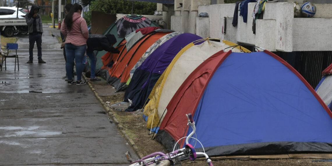 24 de Agosto de 2021 / IQUIQUE
Un mayor grupo de extranjeros arribó al improvisado campamento que por lago tiempo se mantiene en la Plaza Brasil, lugar céntrico de la ciudad, que complica a diversas personas que residen en el sector.
FOTO: CRISTIAN VIVERO BOORNES/AGENCIAUNO