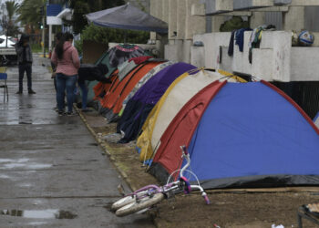 24 de Agosto de 2021 / IQUIQUE
Un mayor grupo de extranjeros arribó al improvisado campamento que por lago tiempo se mantiene en la Plaza Brasil, lugar céntrico de la ciudad, que complica a diversas personas que residen en el sector.
FOTO: CRISTIAN VIVERO BOORNES/AGENCIAUNO