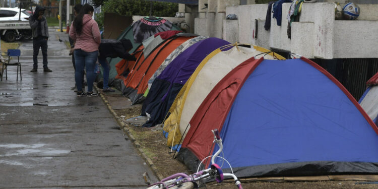 24 de Agosto de 2021 / IQUIQUE
Un mayor grupo de extranjeros arribó al improvisado campamento que por lago tiempo se mantiene en la Plaza Brasil, lugar céntrico de la ciudad, que complica a diversas personas que residen en el sector.
FOTO: CRISTIAN VIVERO BOORNES/AGENCIAUNO