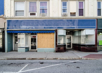 Facade of a bankrupt store in Augusta, Maine