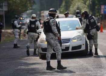 Elementos de la Guardia Nacional establecen un reten de revisión en la entrada de Uruapan donde la percepción de inseguridad es del 86.5 por ciento, ello representa un aumento, ya que el segundo trimestre de 2022 era de 84 por ciento, de acuerdo a cifras oficiales de la Encuesta Nacional de Seguridad Pública Urbana (ENSU).