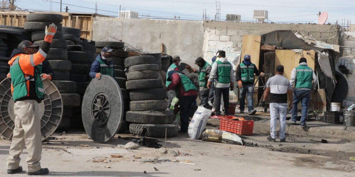 Retira Municipio asentamiento irregular y notifica negocio por operar sin permisos
