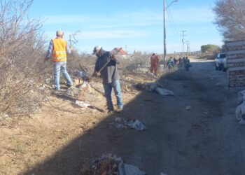 Limpian Samalayuca tras solicitudes de vecinos; retiran bolsas y residuos que invadían calles