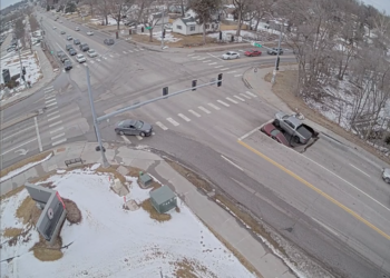 Socavón ‘traga’ dos vehículos en Nebraska; no reportan heridos