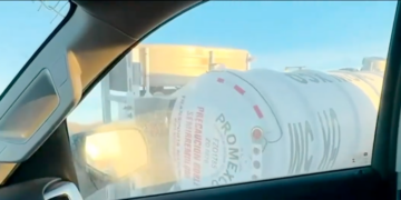 Vuelcan dos tráileres en la carretera a Casas Grandes; cierran parcialmente la circulación