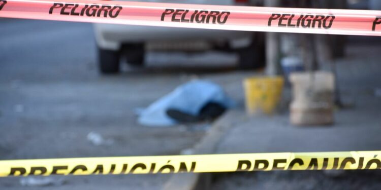 CHILPANCINGO, GUERRERO, 01MARZO2020.- Siete hechos violentos se registraron en la capital del estado de Guerrero, donde al menos seis personas entre ellas dos mujeres, fueron asesinadas a balazos durante la madrugada y mañana de este domingo en diversos puntos de la ciudad de Chilpancingo, además otro hombre resultó gravemente herido y se encuentra recibiendo atención medica.
FOTO: DASSAEV TÉLLEZ ADAME/CUARTOSCURO.COM