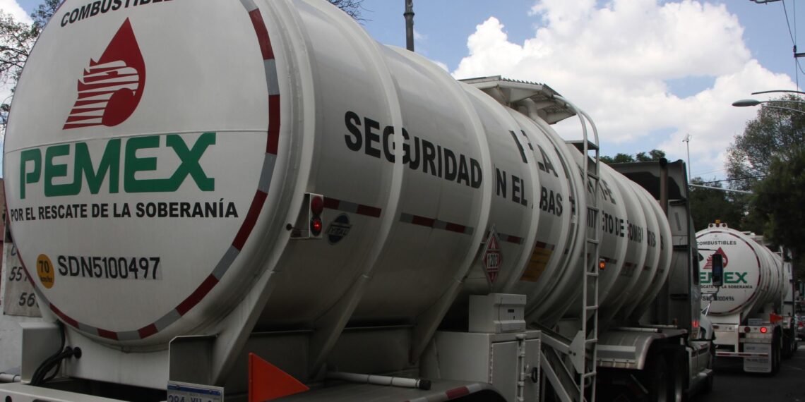 CIUDAD DE MÉXICO, 19AGOSTO2021.- A más de 2 años de el inicio de la distribución de gasolina mediante pipas para evitar el robo de esté hidrocarburo, el Plan DN-III E, continúa llevándose acabo con convoyes de pipas custodiadas por el ejército.
FOTO: ROGELIO MORALES /CUARTOSCURO.COM