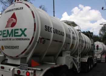CIUDAD DE MÉXICO, 19AGOSTO2021.- A más de 2 años de el inicio de la distribución de gasolina mediante pipas para evitar el robo de esté hidrocarburo, el Plan DN-III E, continúa llevándose acabo con convoyes de pipas custodiadas por el ejército. 
FOTO: ROGELIO MORALES /CUARTOSCURO.COM