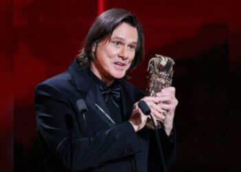 Jim Carrey desata teorías de clonación tras su aparición en los Premios César… pero todo quedó aclarado