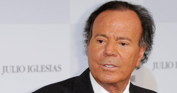 Julio Iglesias demanda a elDiario.es por presunto daño a su reputación