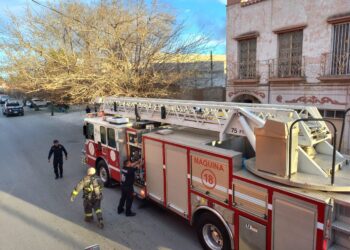 Incendio en finca abandonada moviliza a bomberos en la colonia Partido Romero