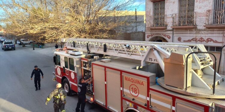 Incendio en finca abandonada moviliza a bomberos en la colonia Partido Romero