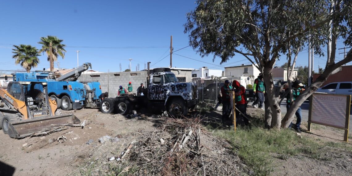 Retiran tráiler abandonado y recuperan conexión vial en fraccionamiento San Ángel